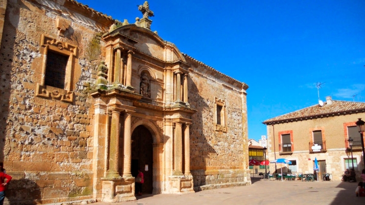 La portada de la Asunción de Vadocondes entra en restauración para recuperar su valor histórico y simbólico