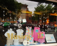 Los comercios de Burgos se intercambian sus escaparates para impulsar el comercio local