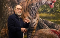 Mauricio Antón desvela en el MEH cómo cobra vida la Prehistoria a través del paleoarte