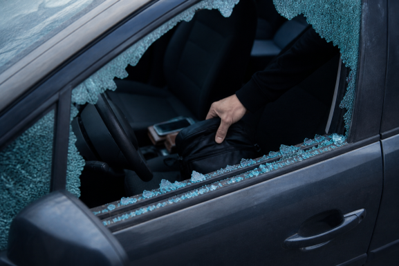 Arrestado después de destrozar la ventanilla de un vehículo para robar