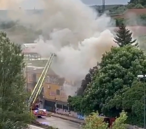 La antigua peletería Belcla arde en un voraz incendio en Burgos