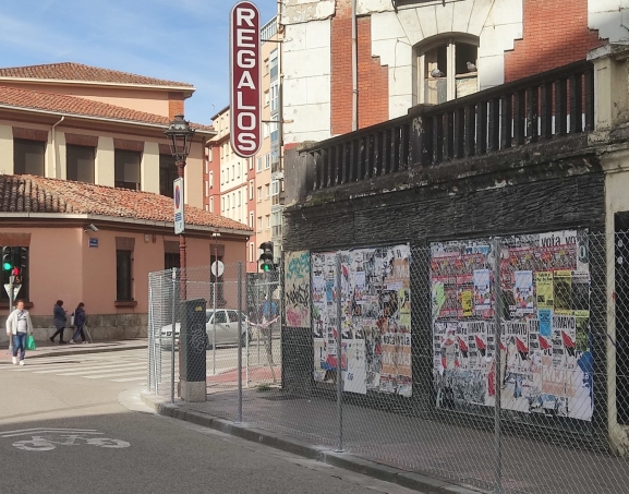 Los desprendimientos en el edificio de la calle Progreso, 14 obligan a reforzar la seguridad