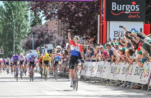La neerlandesa Lorena Wiebes se impone al sprint y es la primera líder de la Vuelta a Burgos Féminas 2026