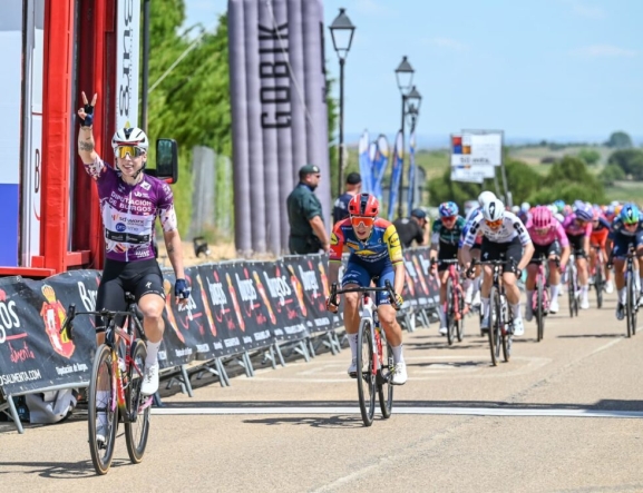 Lorena Wiebes refuerza su dominio en la Vuelta a Burgos Féminas