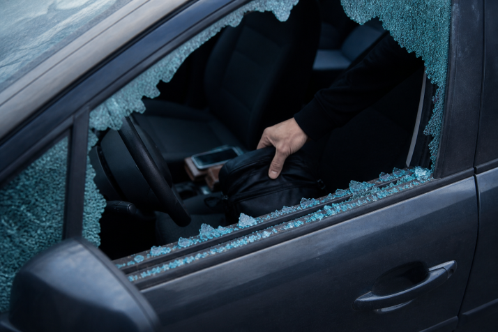 Arrestado después de destrozar la ventanilla de un vehículo para robar