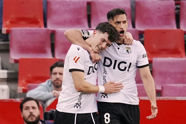 El Burgos CF logra la victoria ante el Granada en el descuento y sigue con opciones reales de fase de ascenso (0-1)