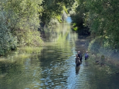 Tres jóvenes pescadores convierten el Arlanzón en su particular aventura de verano