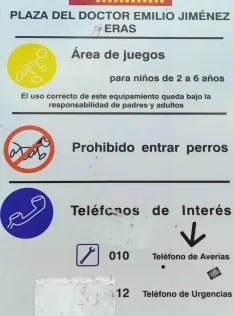 Peligro para los niños en el parque infantil de San Agustín por varios desperfectos