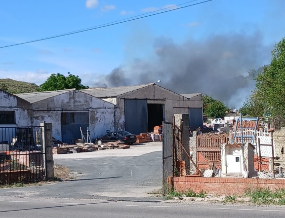 Incendio en una nave abandonada en Villatoro provoca una intensa columna de humo negro