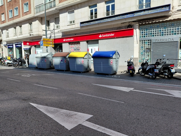 Denuncian la ocupación de plazas para motos por contenedores en la avenida del Cid de Burgos