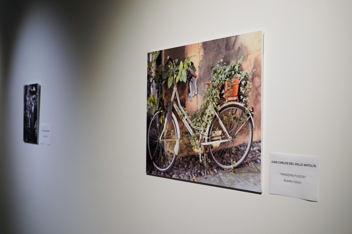 La Sala Círculo Solidario reúne obras de los alumnos del Club de Fotografía, inspiradas en canciones, lecturas y reflexiones personales