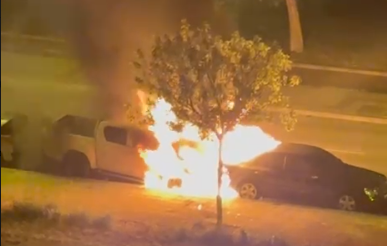 Arden dos vehículos de madrugada en la calle Óscar Romero de Burgos 