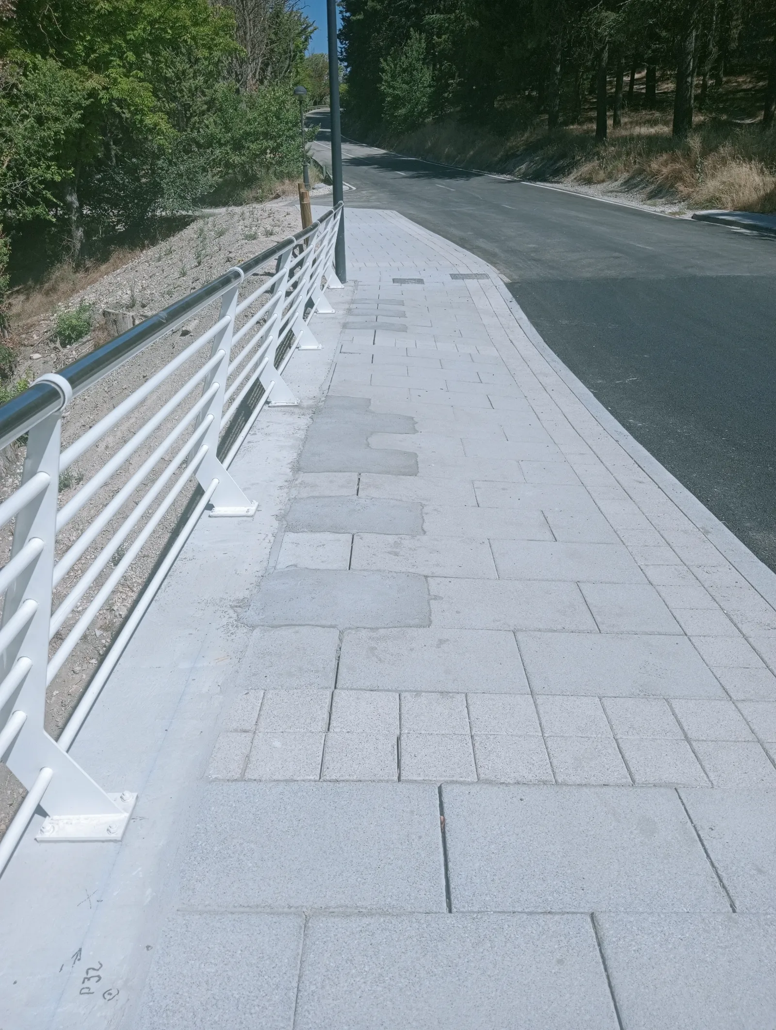 Foto 2 - "Chapuza" en el pavimento y vallado del nuevo puente del Castillo de Burgos
