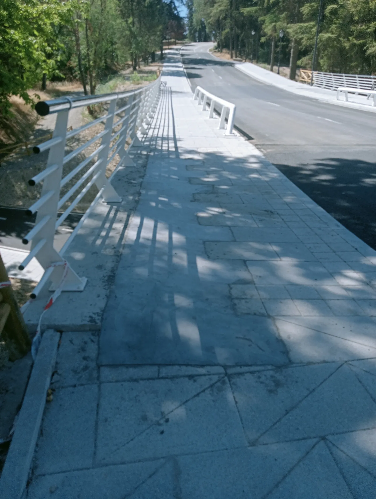 Foto 4 - "Chapuza" en el pavimento y vallado del nuevo puente del Castillo de Burgos