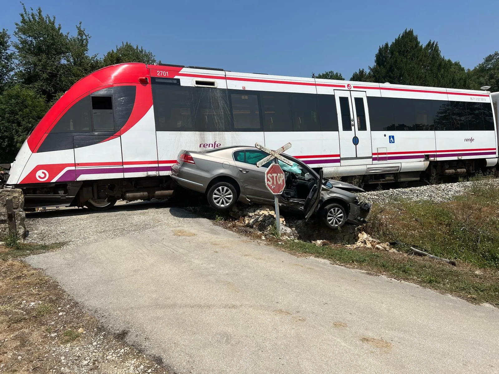 Un tren arrolla un vehículo en un paso a nivel en Burgos sin causar heridos graves