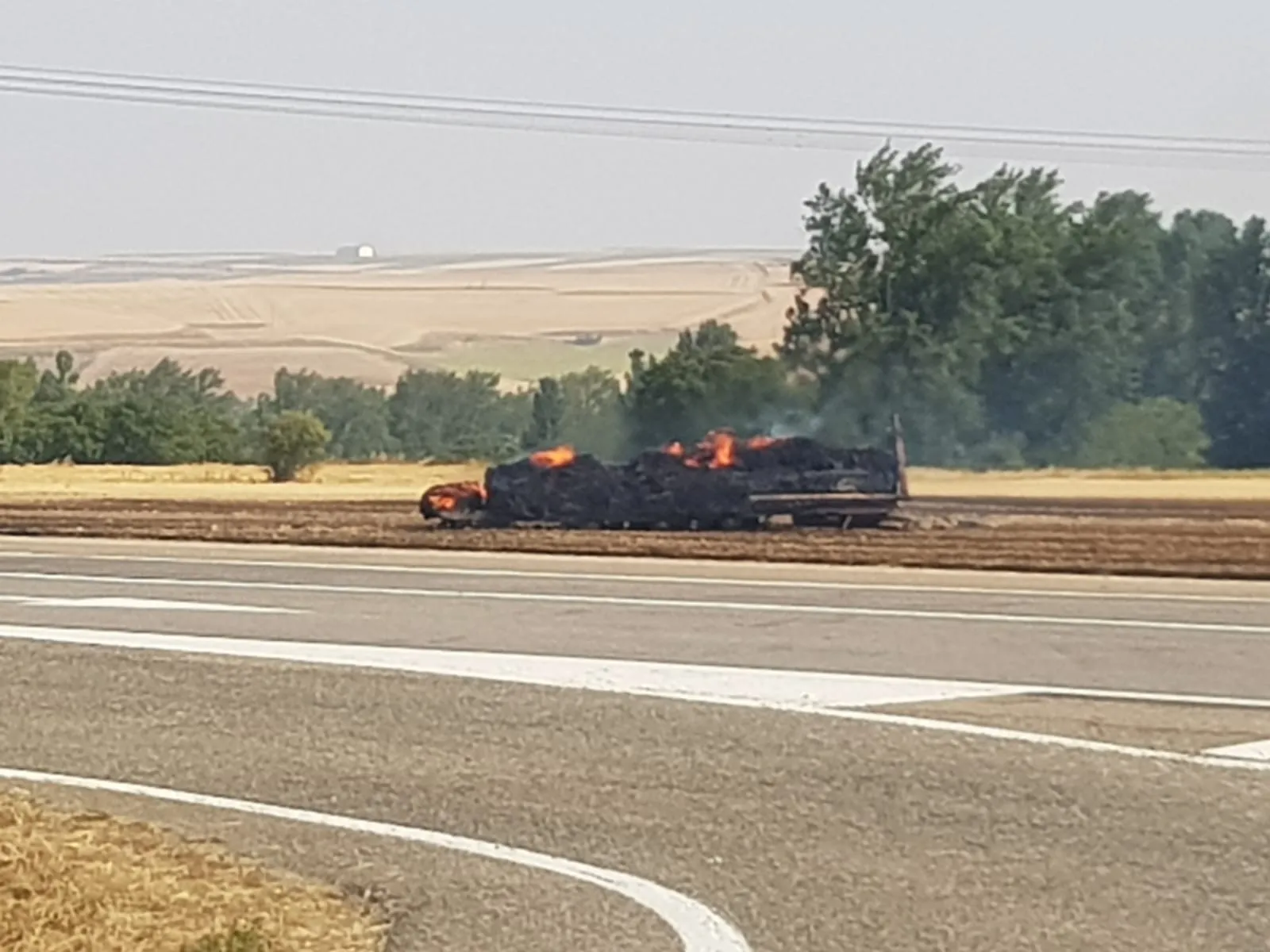 Arde un camión cargado de paja en la N-232 y obliga a cortar la carretera en Cubo de Bureba