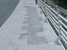 "Chapuza" en el pavimento y vallado del nuevo puente del Castillo de Burgos