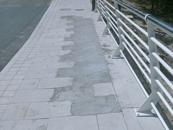 Chapuza en el pavimento y vallado del nuevo puente del Castillo de Burgos