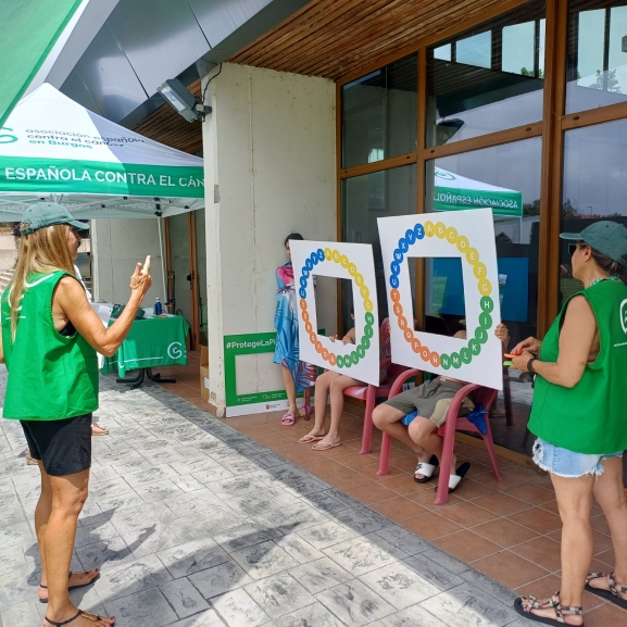 Más de 500 burgaleses se suman a la campaña de prevención del cáncer de piel en las piscinas municipales
