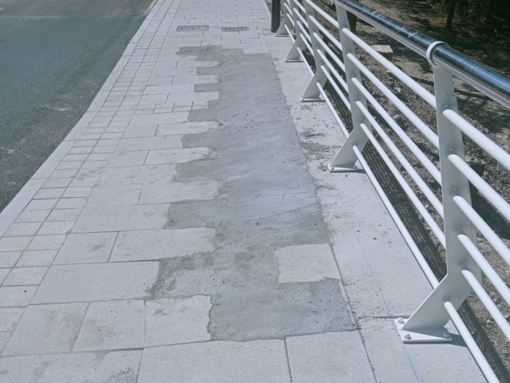 Chapuza en el pavimento y vallado del nuevo puente del Castillo de Burgos