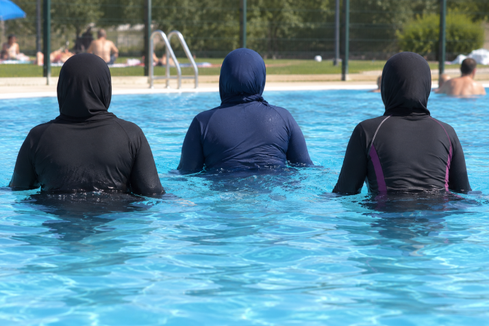 Burgos reafirma el veto al burkini en las piscinas municipales por higiene y seguridad