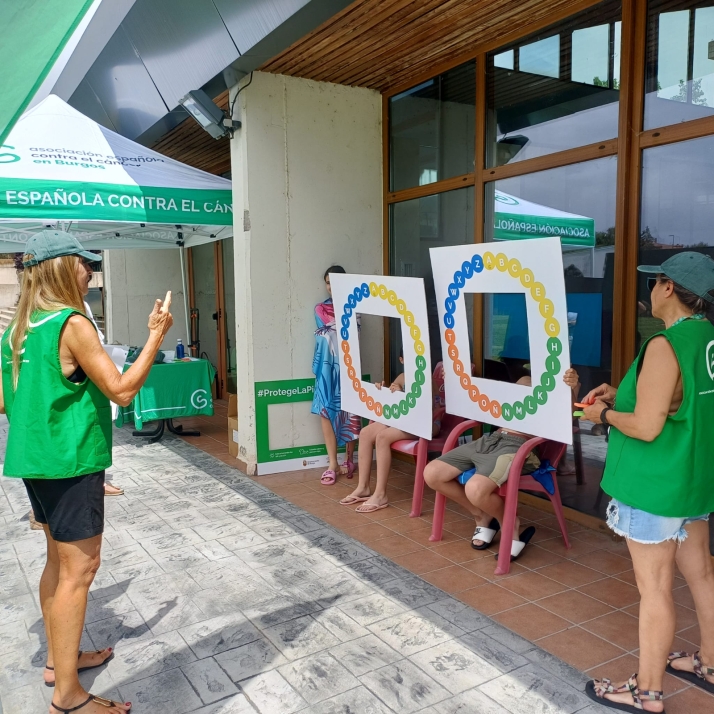 Más de 500 burgaleses se suman a la campaña de prevención del cáncer de piel en las piscinas municipales
