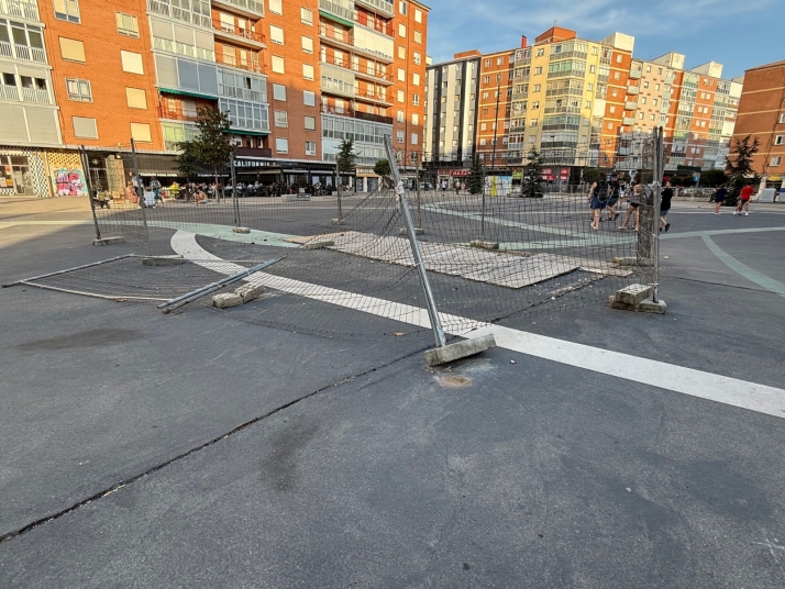 Una cata abierta desde hace casi cuatro años convierte la plaza Santiago en un punto de riesgo