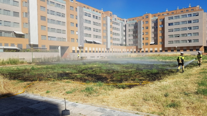 Los bomberos de Burgos sofocan un pequeño incendio en una parcela de la calle Hermanas Mirabal