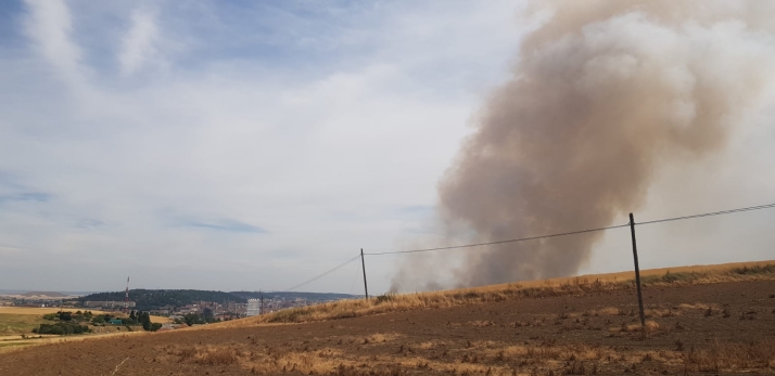 Un incendio de rastrojos moviliza a los servicios de emergencia en la carretera de Arcos de Burgos