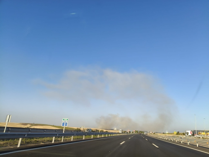 El humo de un incendio agrícola en Burgos junto a Hipercor alarma a decenas de vecinos