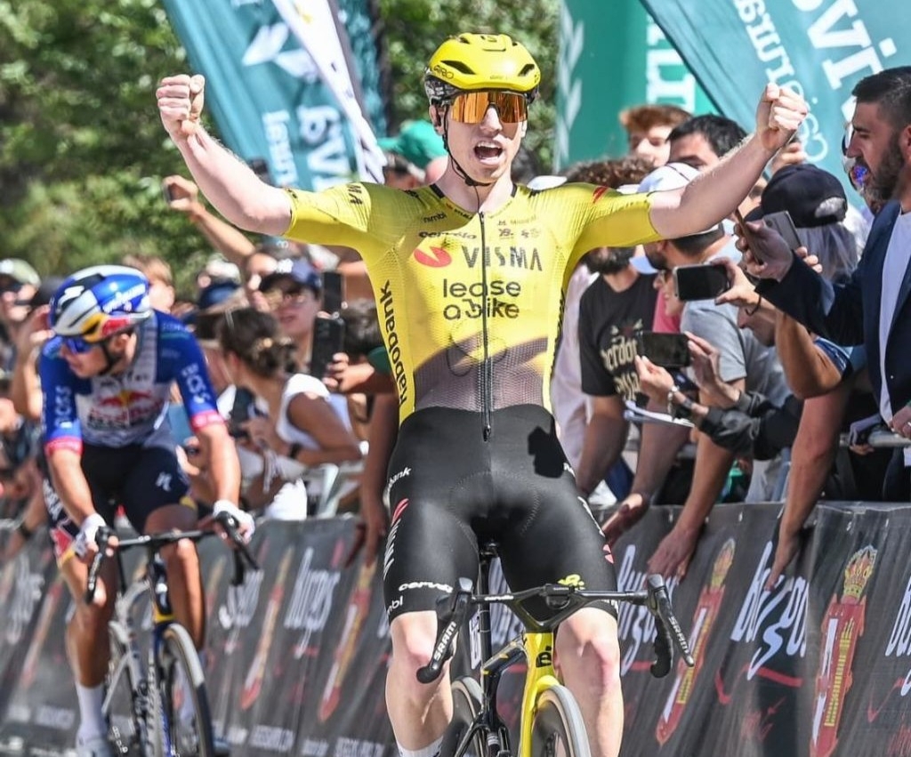 Matthew Brennan conquista el Castillo y se viste de líder en el estreno de la Vuelta a Burgos