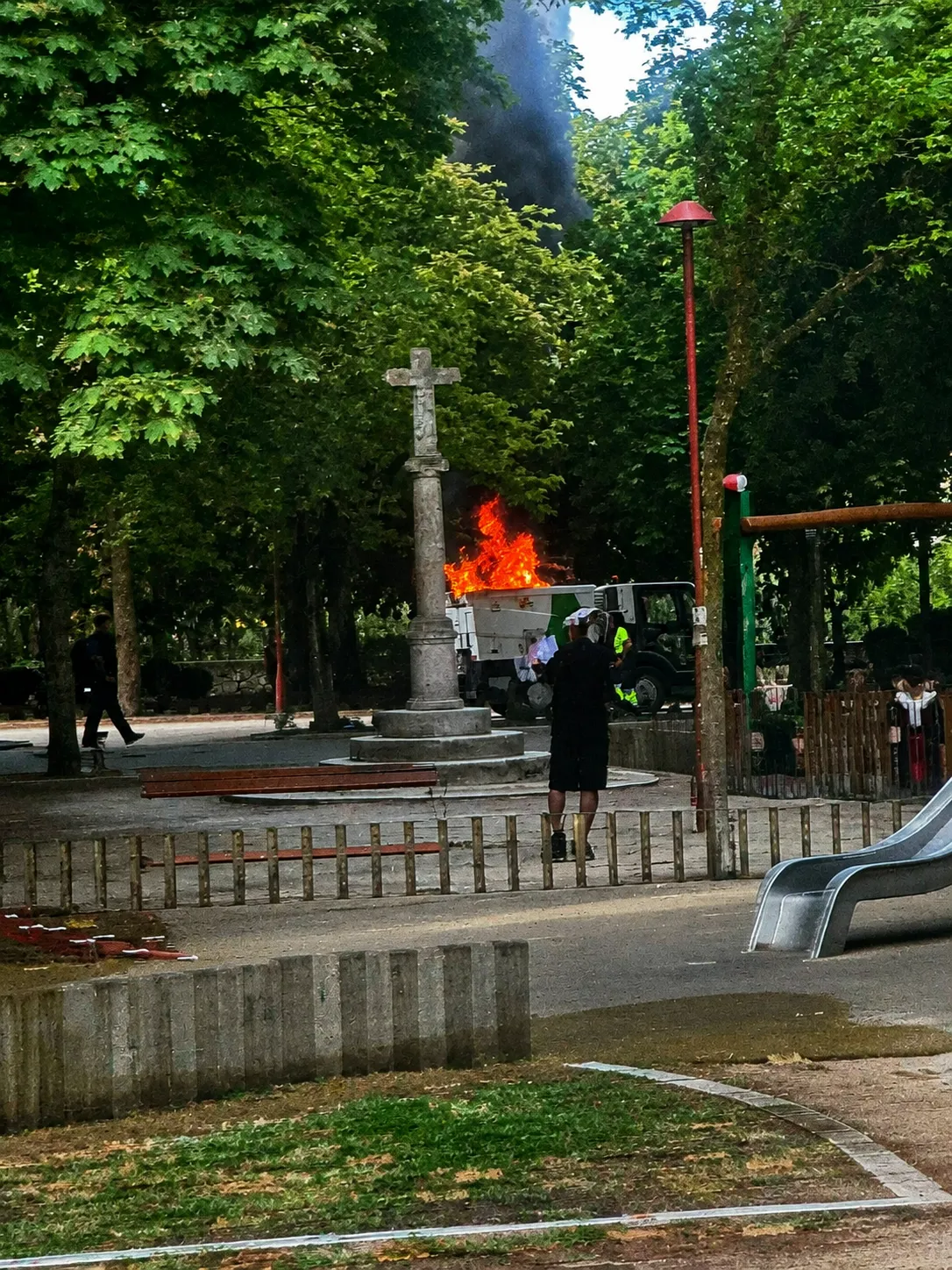 Arde un vehículo de limpieza viaria en pleno Paseo de la Isla en Burgos
