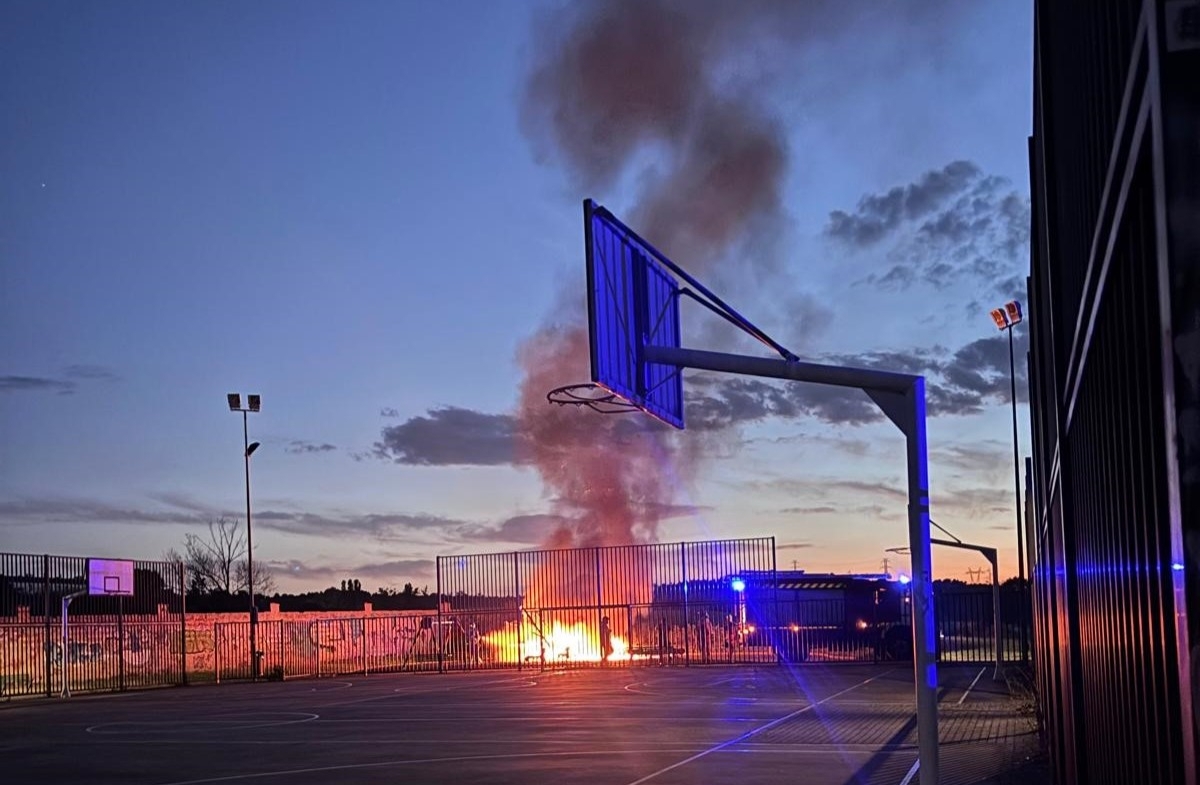 Un incendio intencionado calcina el tobogán del parque infantil del Barrio del Pilar de Burgos