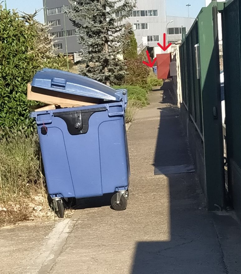 Una acera demasiado estrecha y unos contenedores que obligan a buscar otro camino