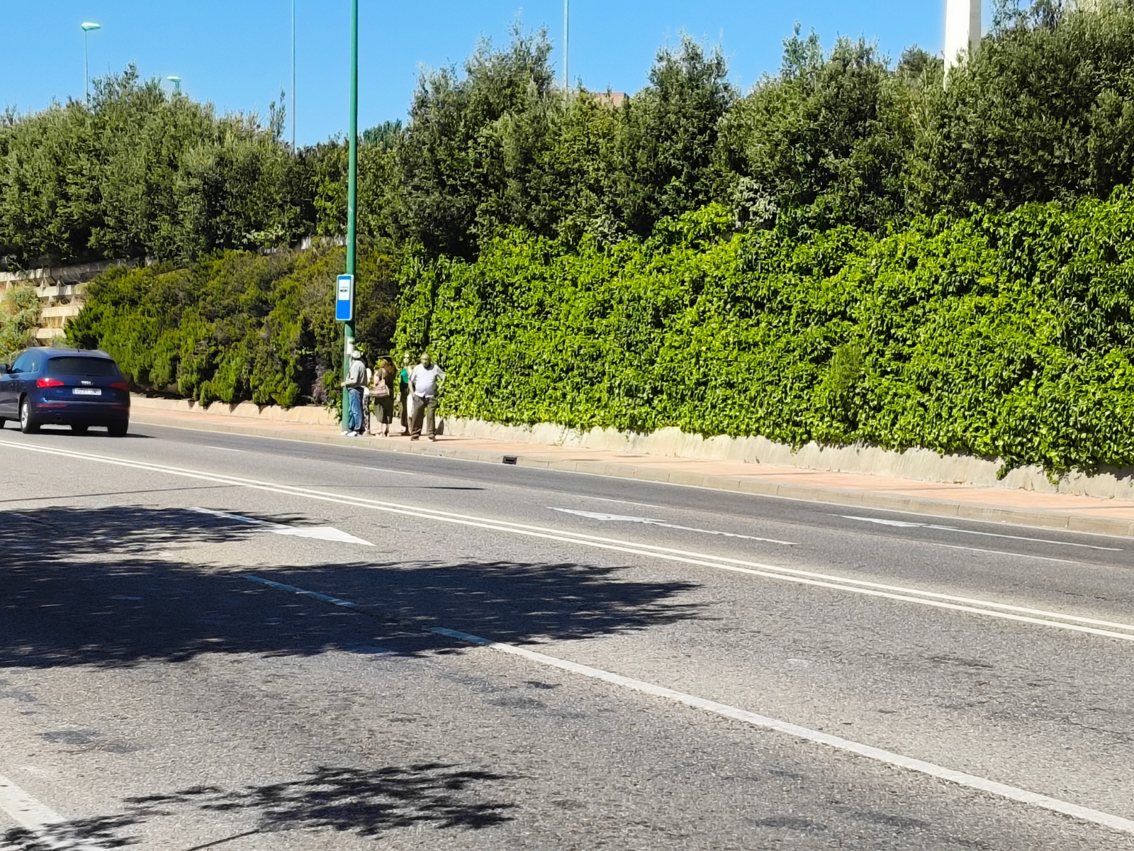 Esperar al Bus en el HUBU es un peligro bajo el sol