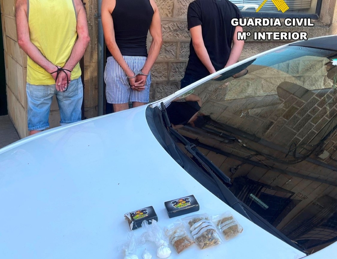 Detenidas tres personas en Quintanar de la Sierra con hachís, cocaína y marihuana ocultos en su vehículo