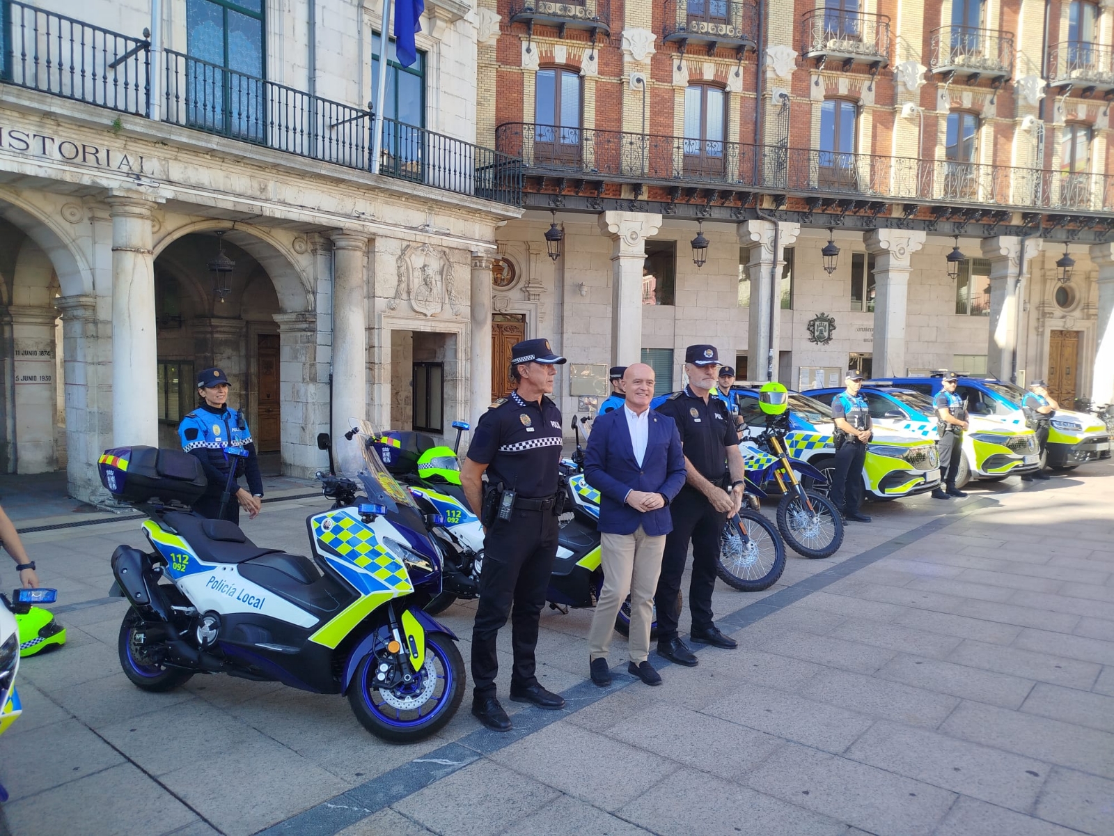 El Ayuntamiento moderniza la flota de la Policía Local con nuevos vehículos eléctricos y motos de trail