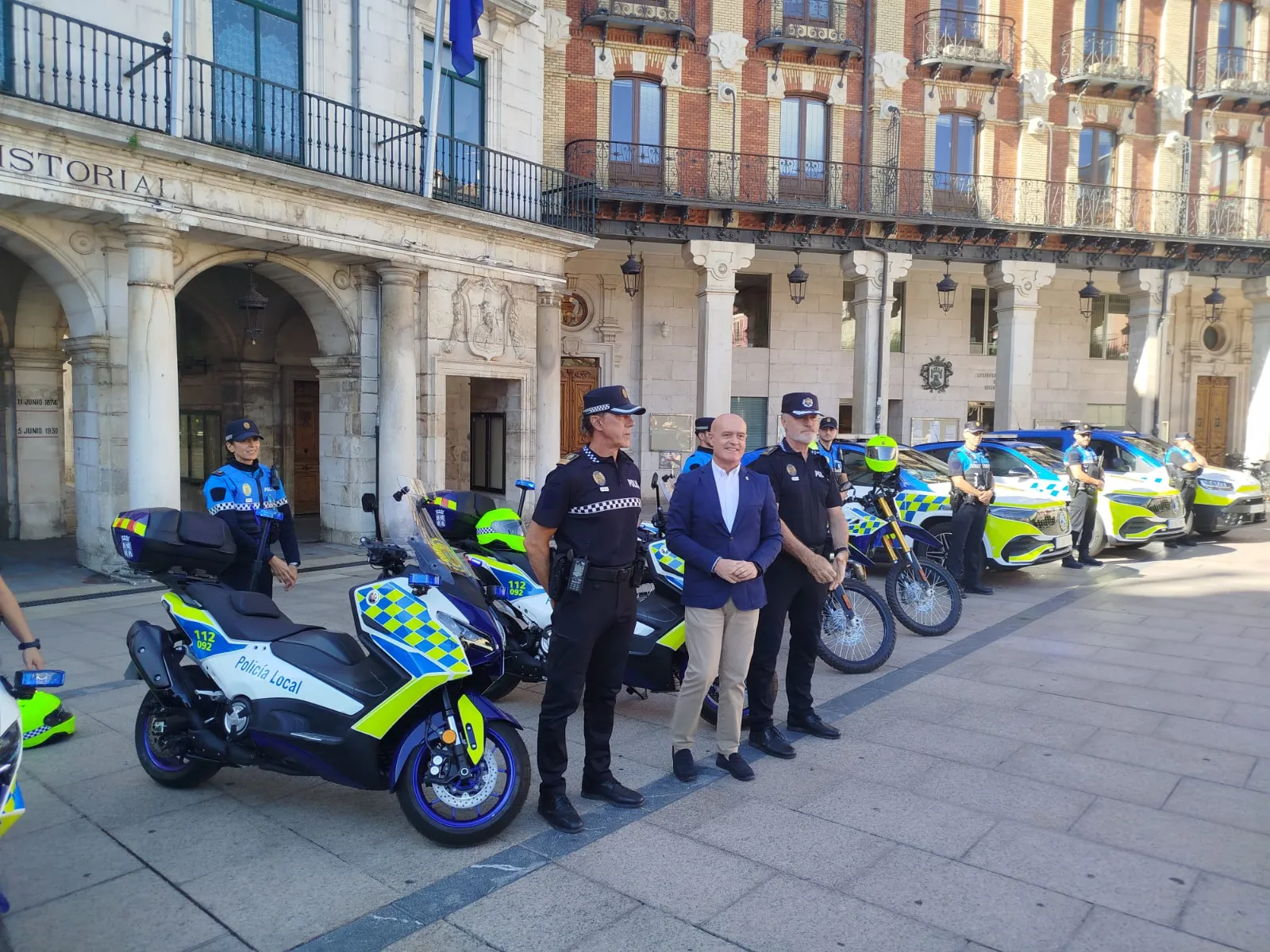 El Ayuntamiento moderniza la flota de la Policía Local con nuevos vehículos eléctricos y motos de trail