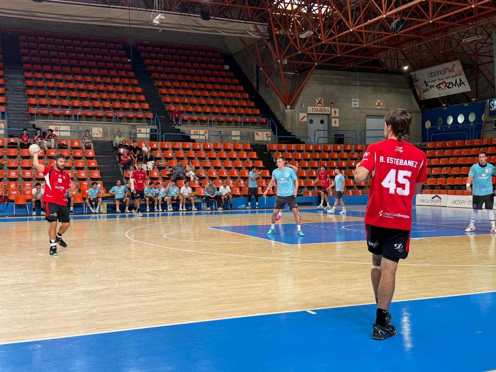 El Balonmano Burgos sigue creciendo en la pretemporada ganando a Zamora (37-27)