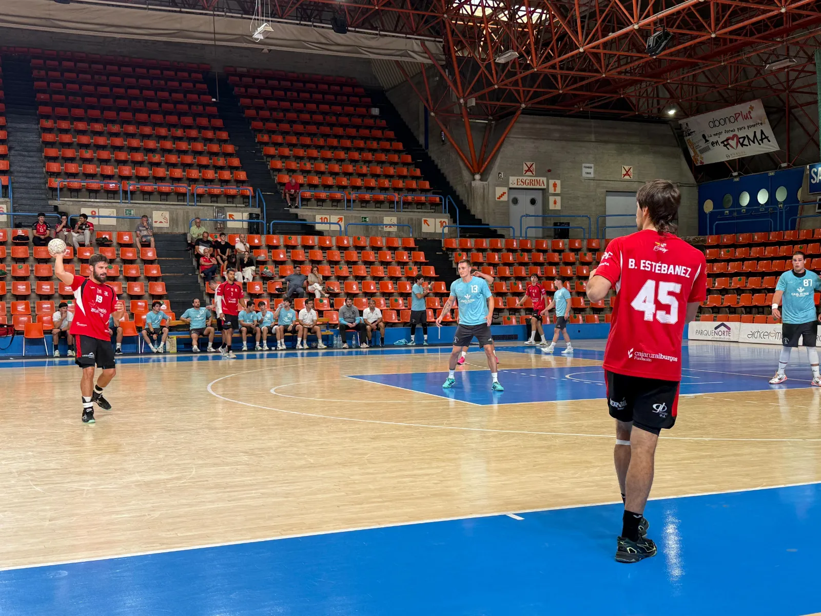 El Balonmano Burgos sigue creciendo en la pretemporada ganando a Zamora (37-27)
