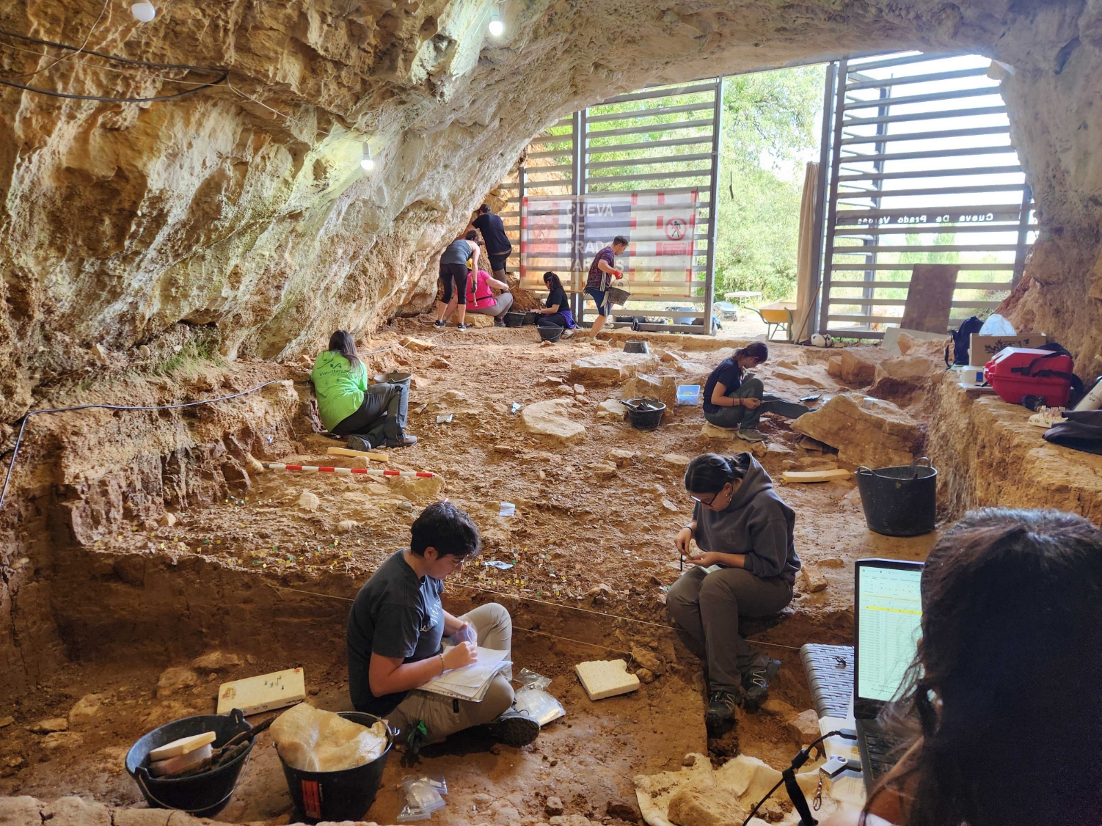Burgos guarda uno de los mayores campamentos neandertales excavados en una cueva del mundo