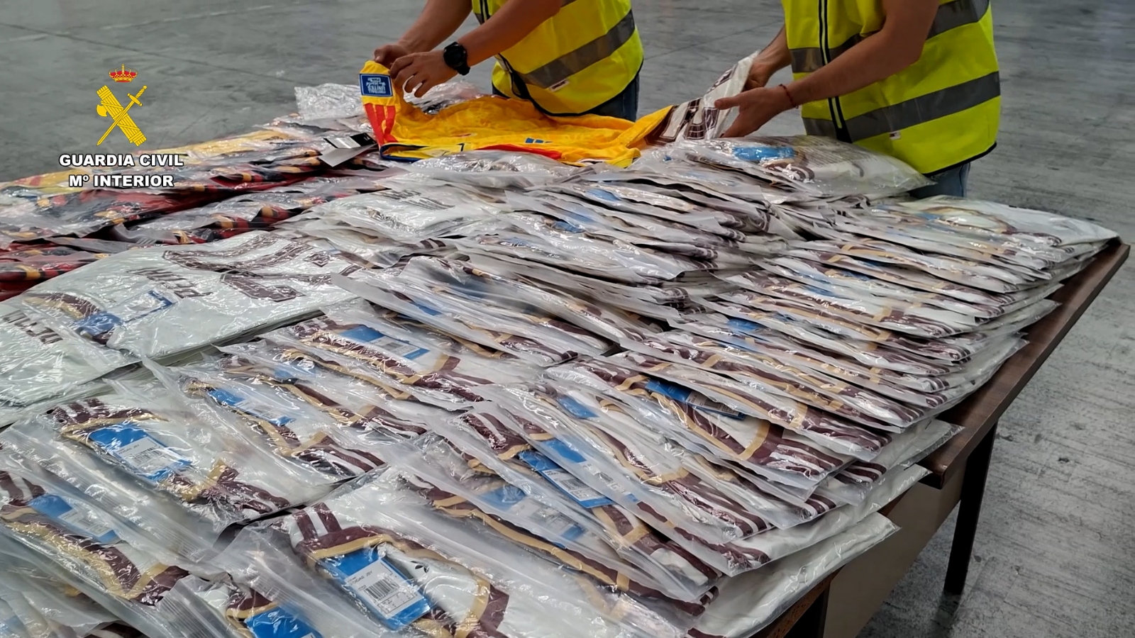 La Guardia Civil frena la llegada a Burgos de más de 200 camisetas falsas de la Selección Española