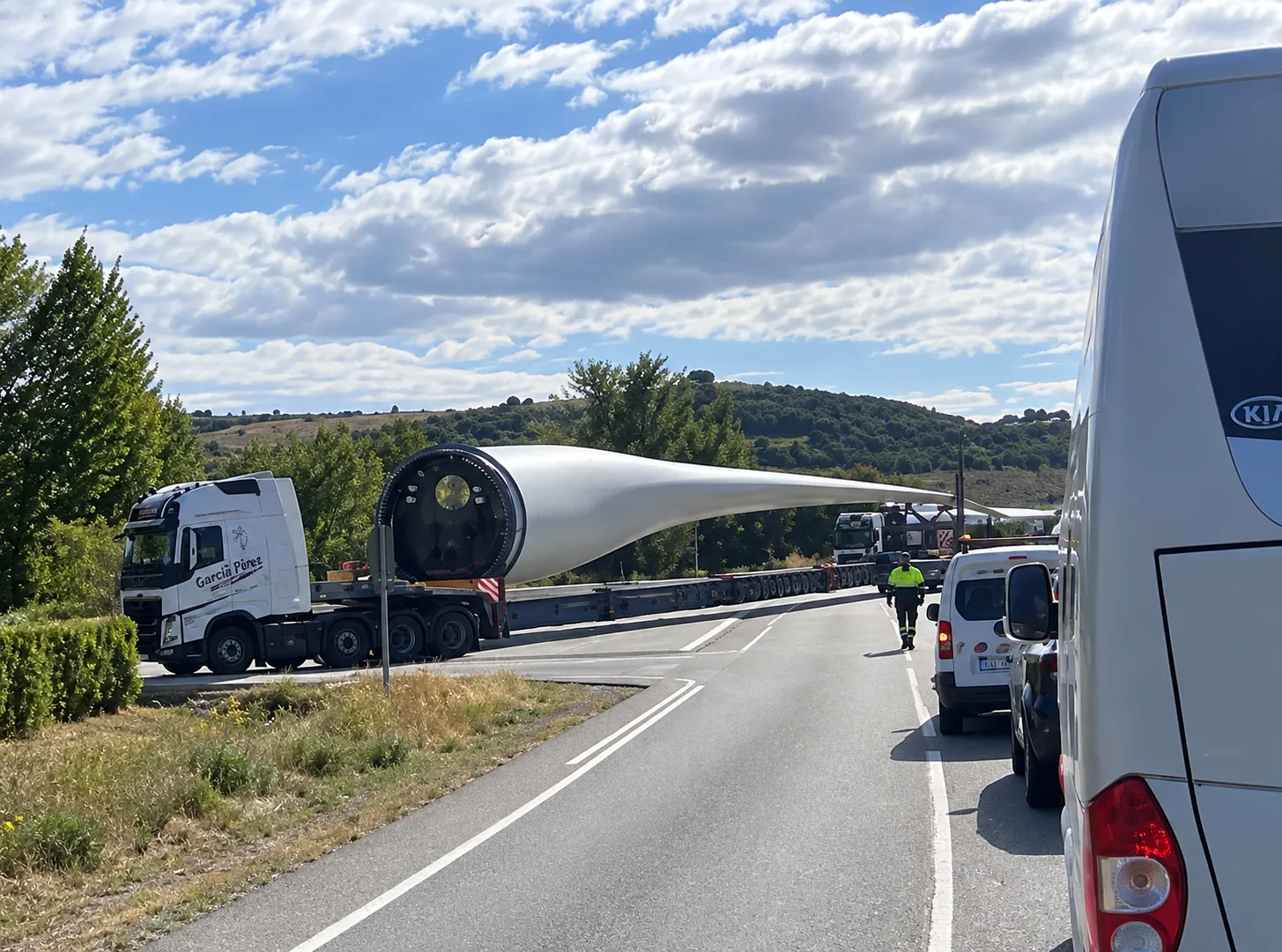 VÍDEO: Cortan el tráfico en la BU-627 para el transporte de las palas eólicas más grandes del mundo