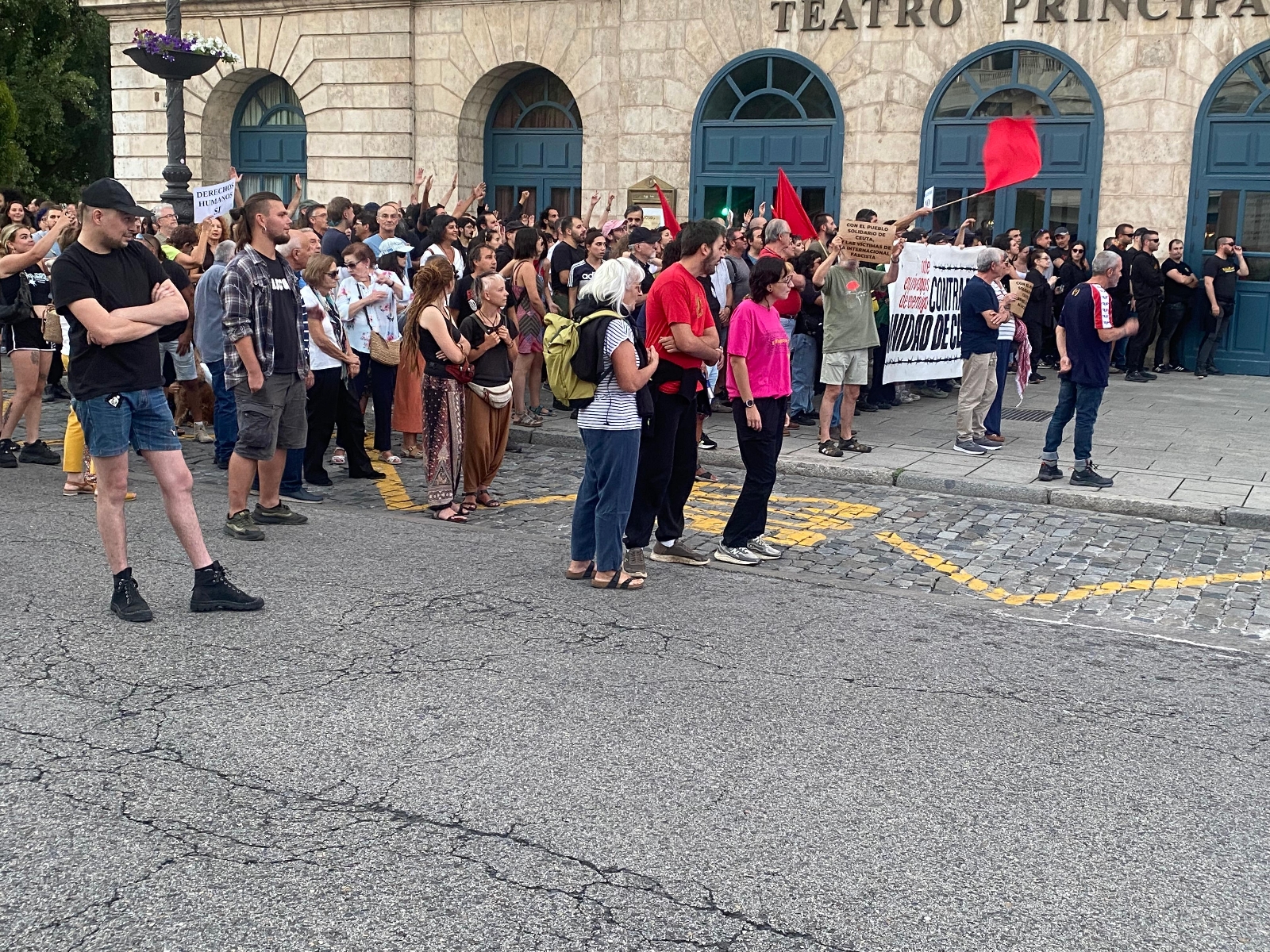 La concentración por Ceuta termina con insultos y tensión entre grupos enfrentados en el entorno del Cid