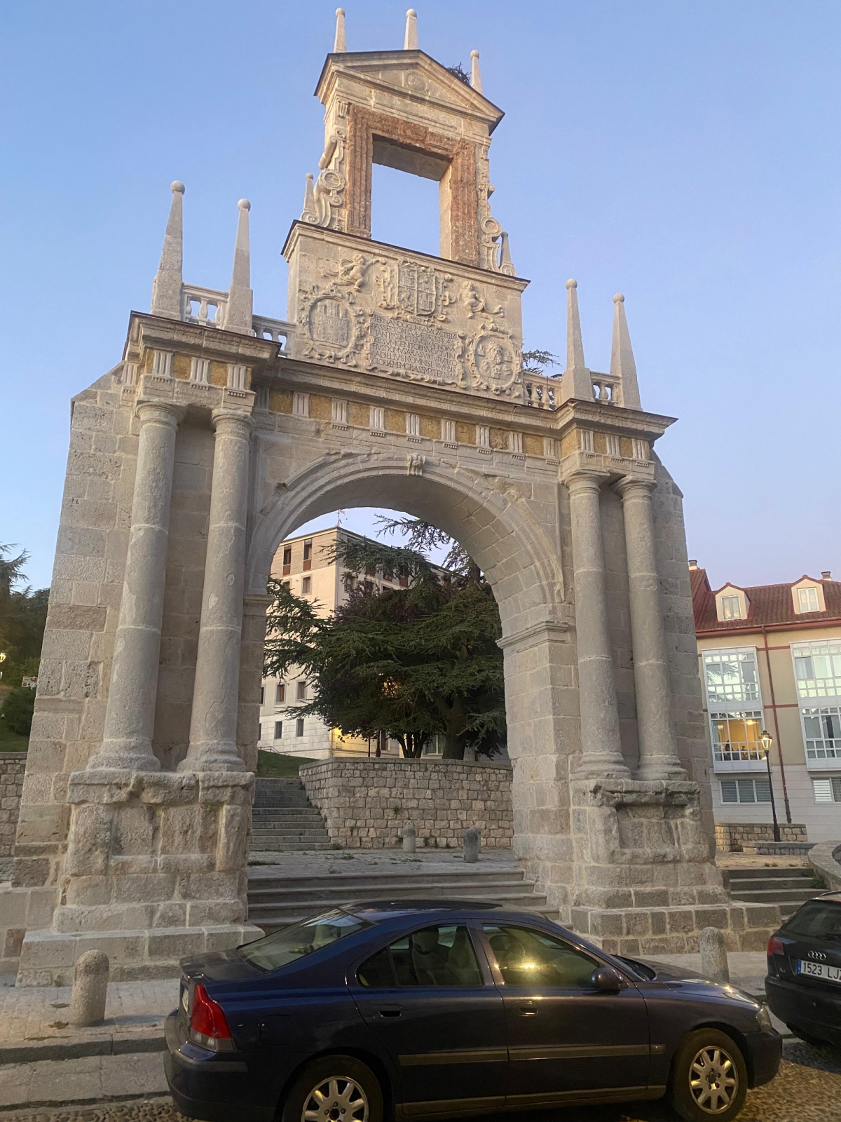 El Arco de Fernán González recupera su esplendor tras una restauración que devuelve a Burgos uno de sus monumentos más emblemáticos