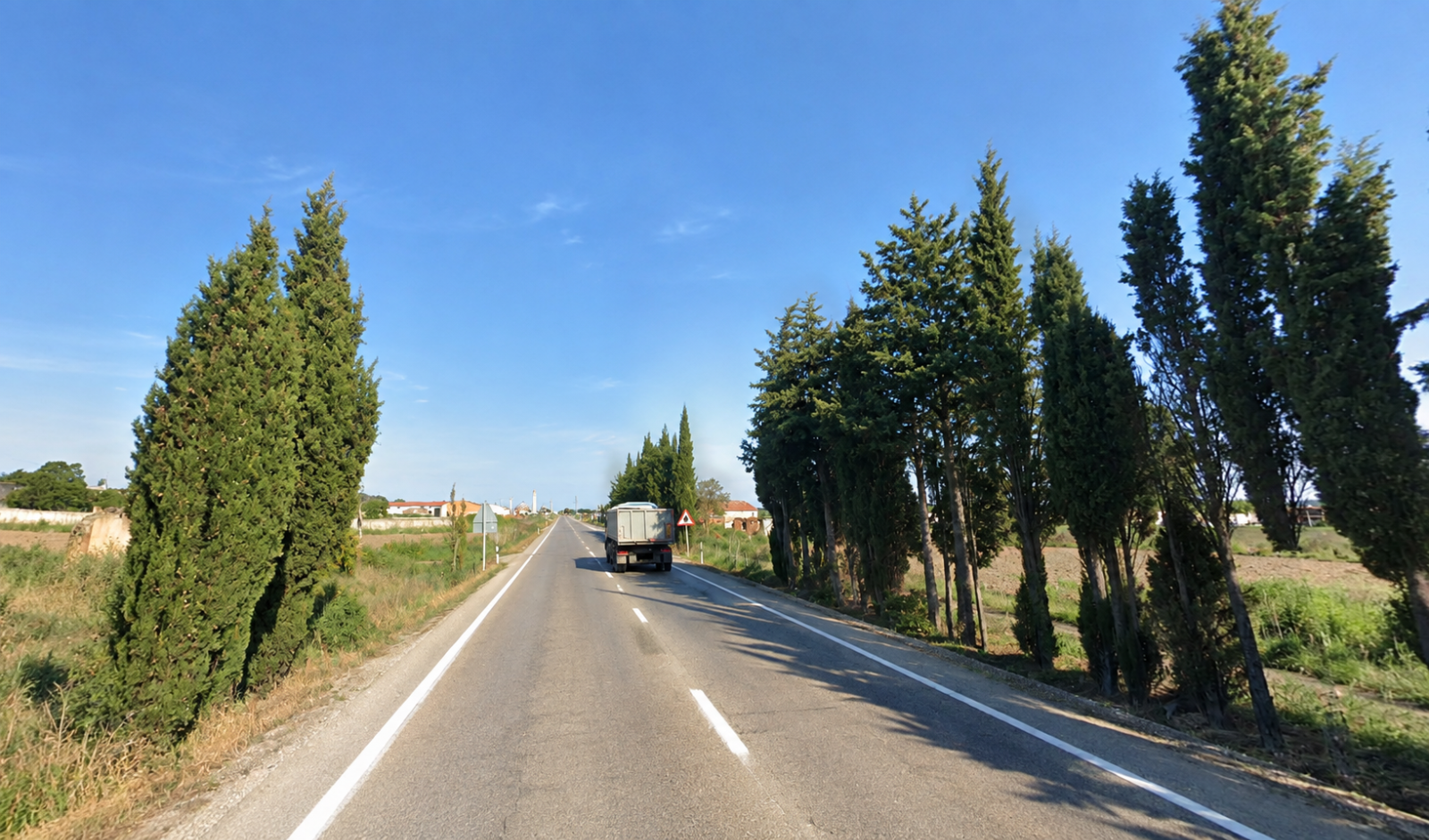 Dos heridos en un choque frontal entre un tractor y un turismo en Vadocondes (Burgos)