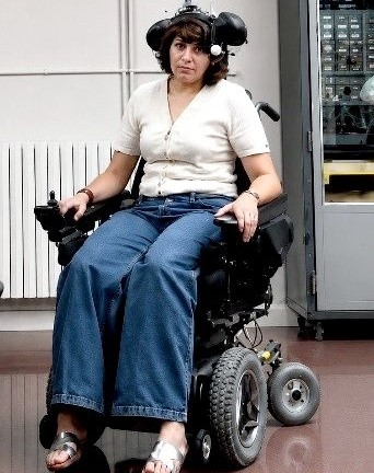 Una estudiante de la Universidad de Burgos pone en marcha un sistema para controlar sillas de ruedas eléctricas utilizando la cabeza 