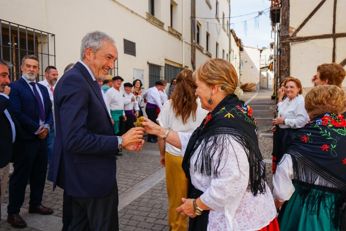 El consejero de Cultura, Turismo y Deporte asiste en Covarrubias al Festival de Mujeres Creadoras