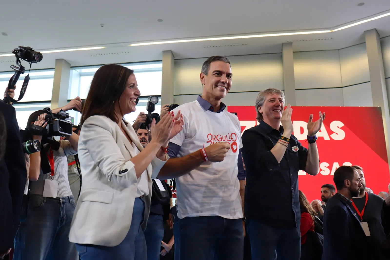 La crónica real de la visita de Pedro Sánchez a Burgos: La Moda, Milei, Los Zurdos y el Amor