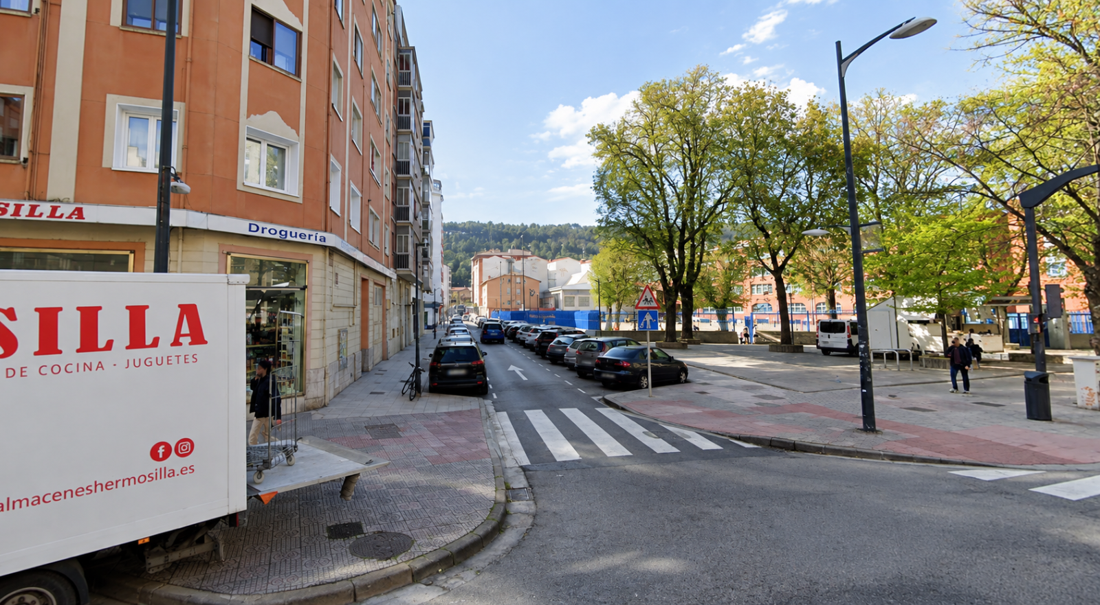 Un hombre de 70 años, herido tras chocar contra un contenedor y otro coche en Burgos